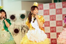 左から根岸可蓮、清井咲希。