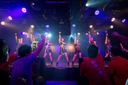 アップアップガールズ（仮）による定期公演の様子。