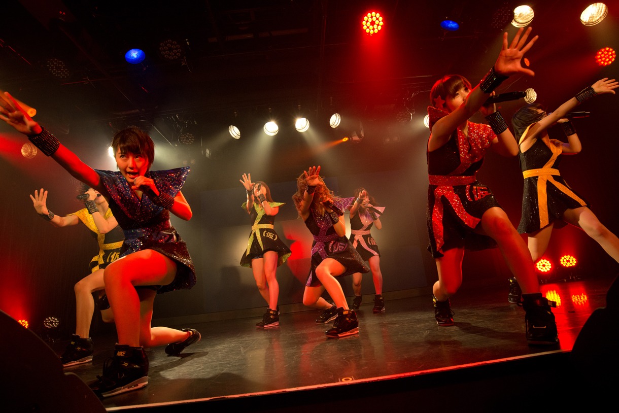 アップアップガールズ（仮）による定期公演の様子。