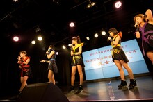 仙石みなみの生誕公演開催に不満そうな表情を見せるメンバーたち。