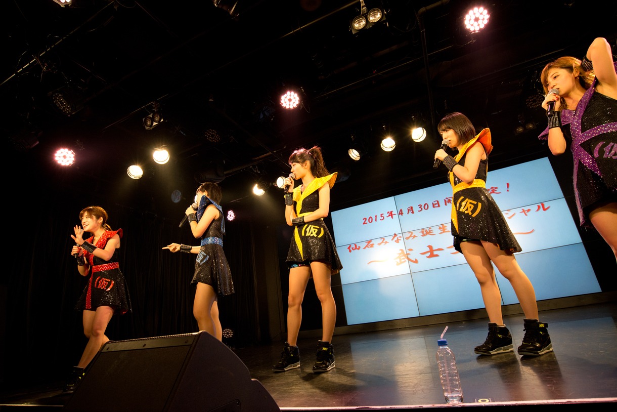 仙石みなみの生誕公演開催に不満そうな表情を見せるメンバーたち。