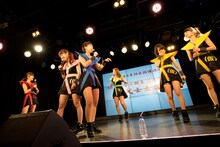 仙石みなみの生誕公演開催に不満そうな表情を見せるメンバーたち。