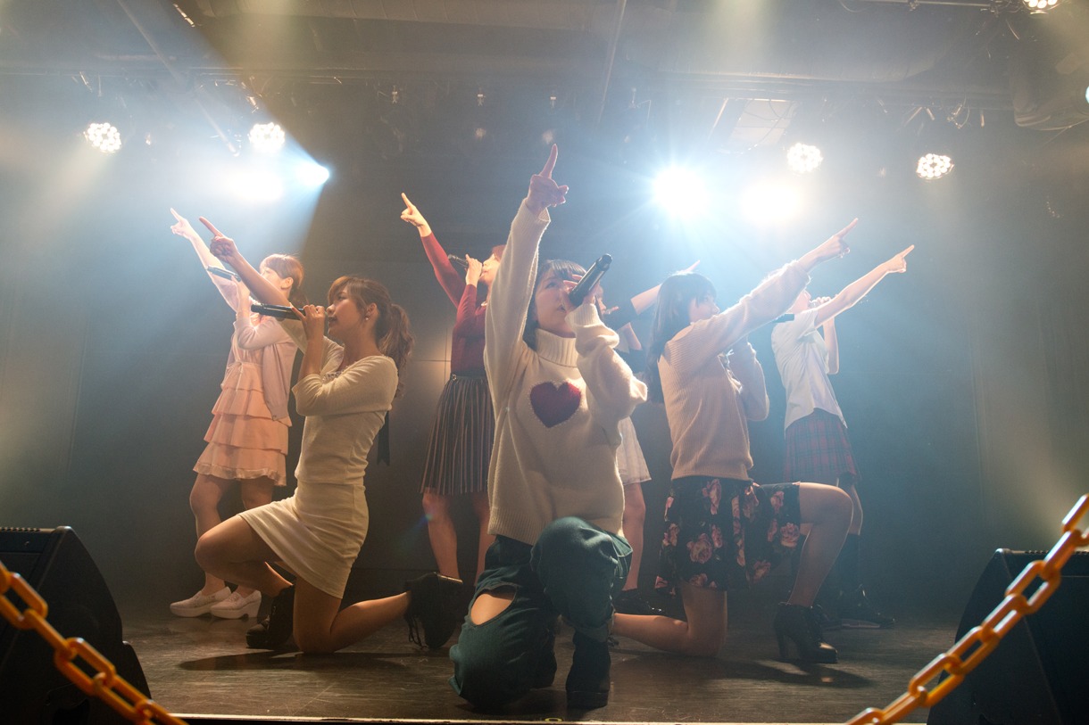 アップアップガールズ（仮）による定期公演の様子。