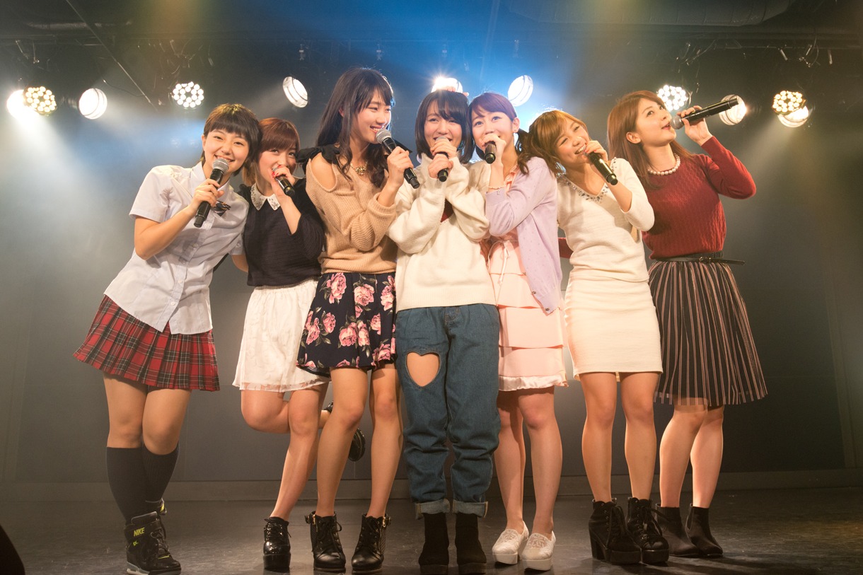 アップアップガールズ（仮）による定期公演の様子。