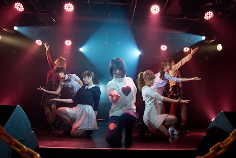 アップアップガールズ（仮）による定期公演の様子。