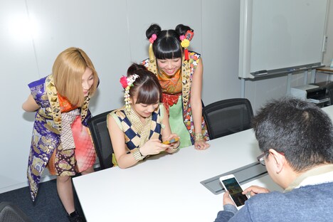 ゲーム対決を行う関根優那。