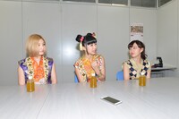 「大乱闘!! ドラゴンパレード」PRのためのインタビューを受ける鈴木真梨耶、溝呂木世蘭、関根優那。