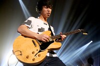 オカザワカズマ（G）（Photo by Viola Kam［V'z Twinkle Photography］）