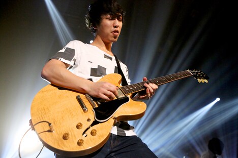 オカザワカズマ（G）（Photo by Viola Kam［V'z Twinkle Photography］）