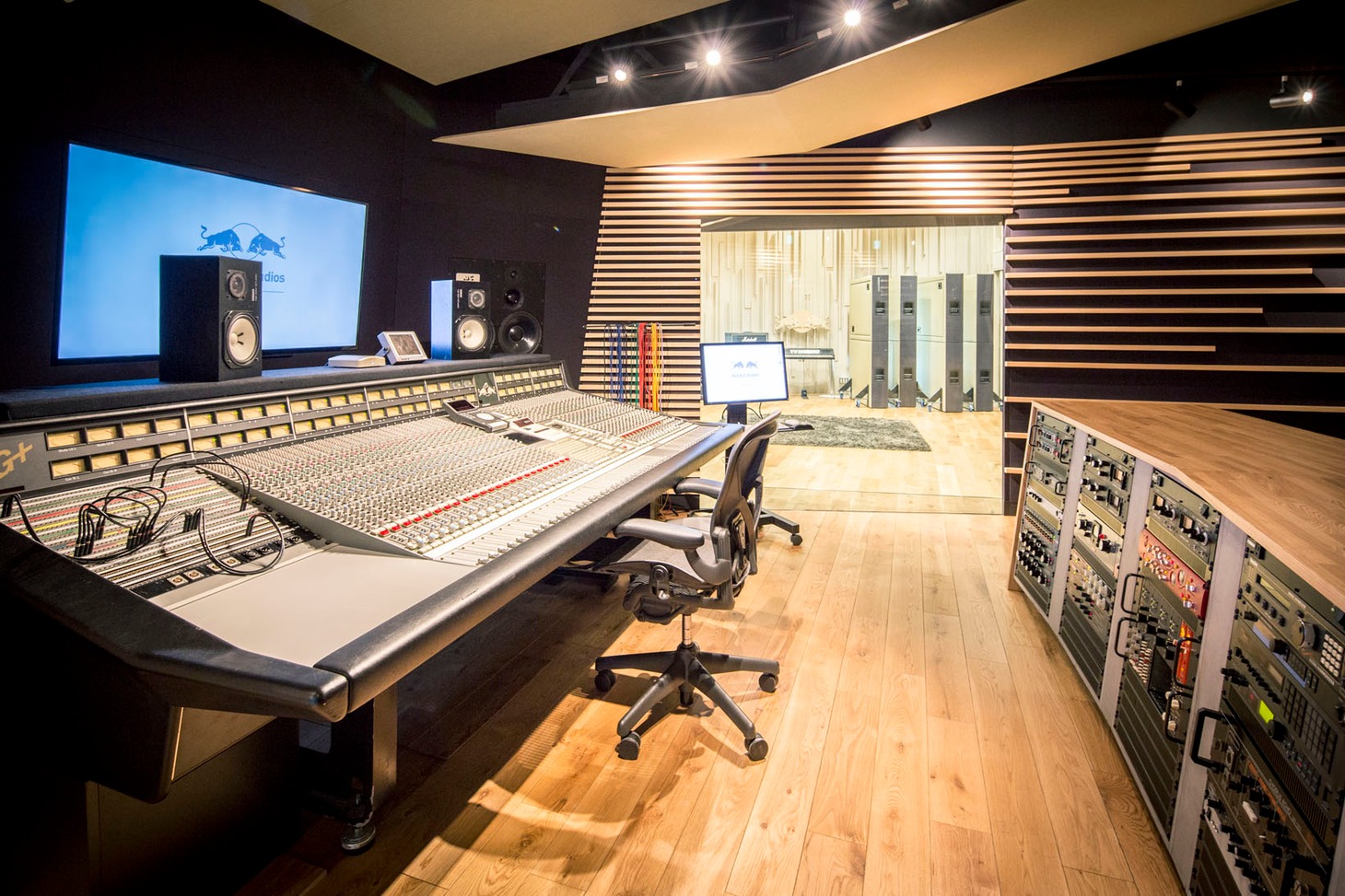 Red Bull Studios Tokyoのコントロールルーム。