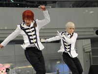 左から神生アキラ、泉奏。