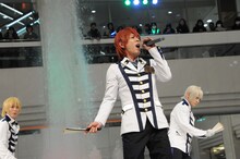 左から榊原タツキ、神生アキラ、泉奏。