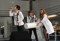 朴ウィト（左）のお尻に注射するソソ子先生（右）と、2人を見守る神生アキラ。