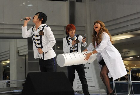 朴ウィト（左）のお尻に注射するソソ子先生（右）と、2人を見守る神生アキラ。