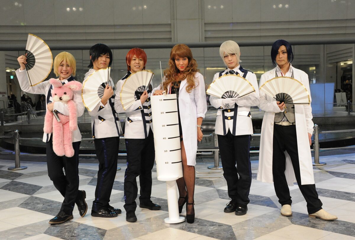 左から榊原タツキ 朴ウィト 神生アキラ ソソ子先生 Lilico 泉奏 九瓏ケント Lilico先生 もデビュー祝福 アルスマグナ 噴水広場で全力ダンス 画像ギャラリー 18 19 音楽ナタリー