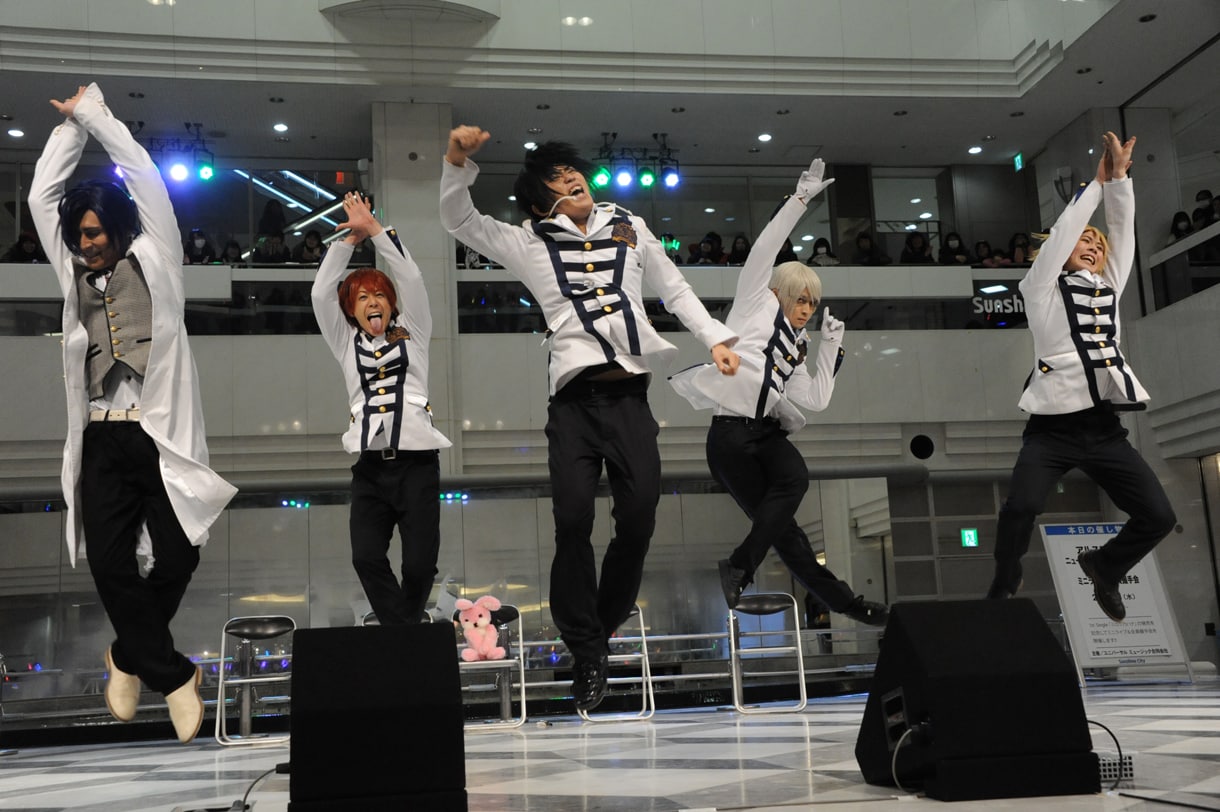 “LiLiCo先生”もデビュー祝福！アルスマグナ、噴水広場で全力ダンス