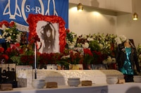 今週の人気画像5位は「シーナ“ロック葬”に2000人参列、鮎川誠『44年間本当に幸せでした』」より、供花が鮮やかに飾られた祭壇。