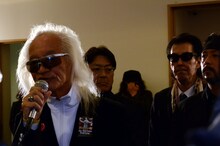 スピーチする内田裕也。