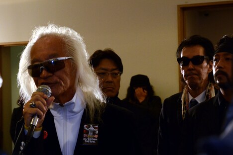 スピーチする内田裕也。