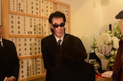 参列者を見送る鮎川誠。