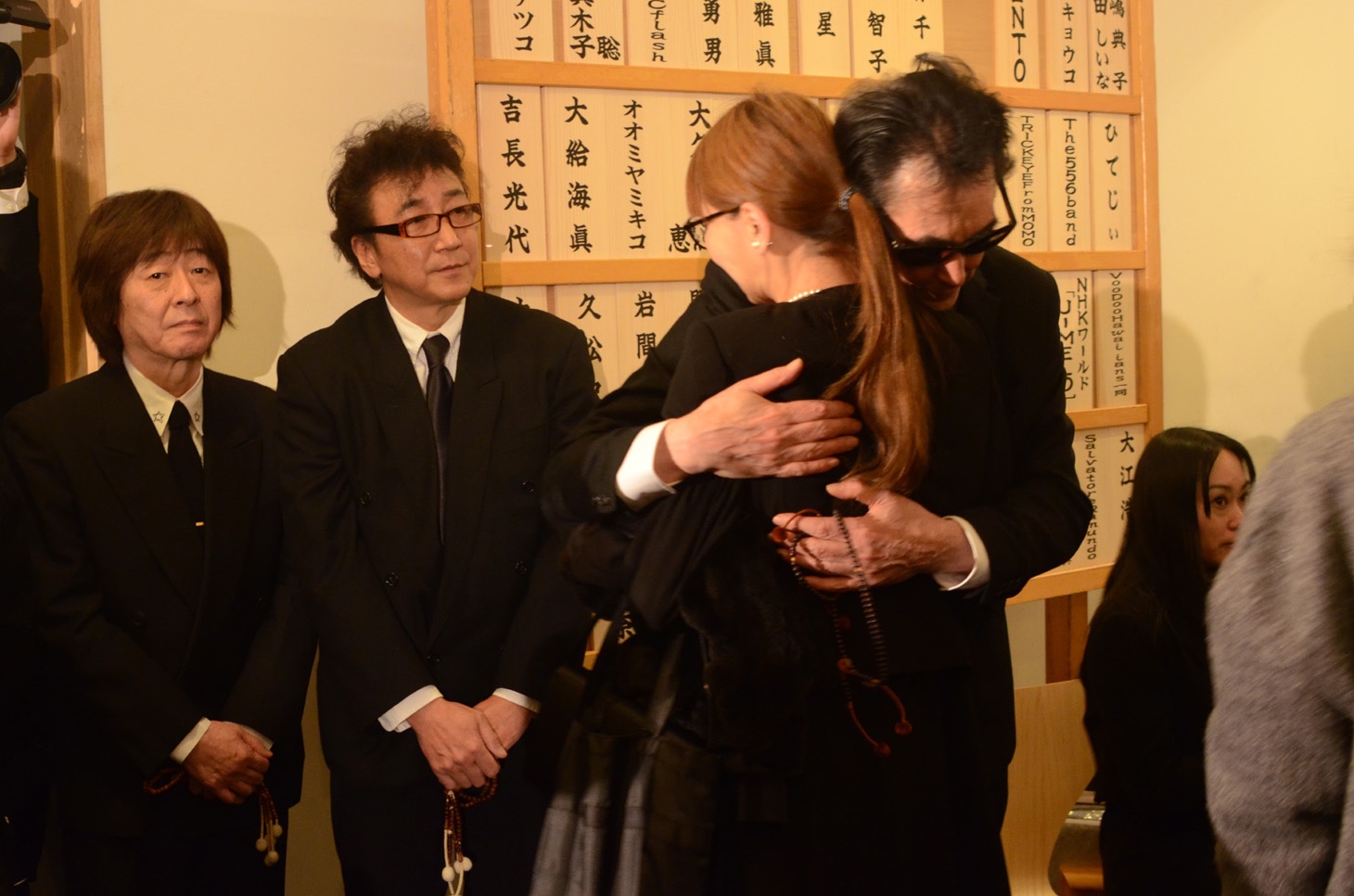 今週の人気画像3位は「シーナ“ロック葬”に2000人参列、鮎川誠『44年間本当に幸せでした』」より、参列者を見送るバンドメンバー。左から奈良敏博（B）、川嶋一秀（Dr）、鮎川誠（G, Vo）。