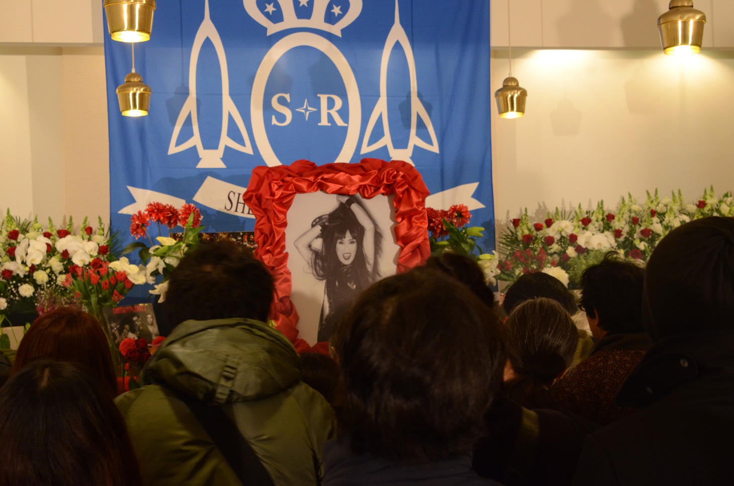 焼香する参列者たち。