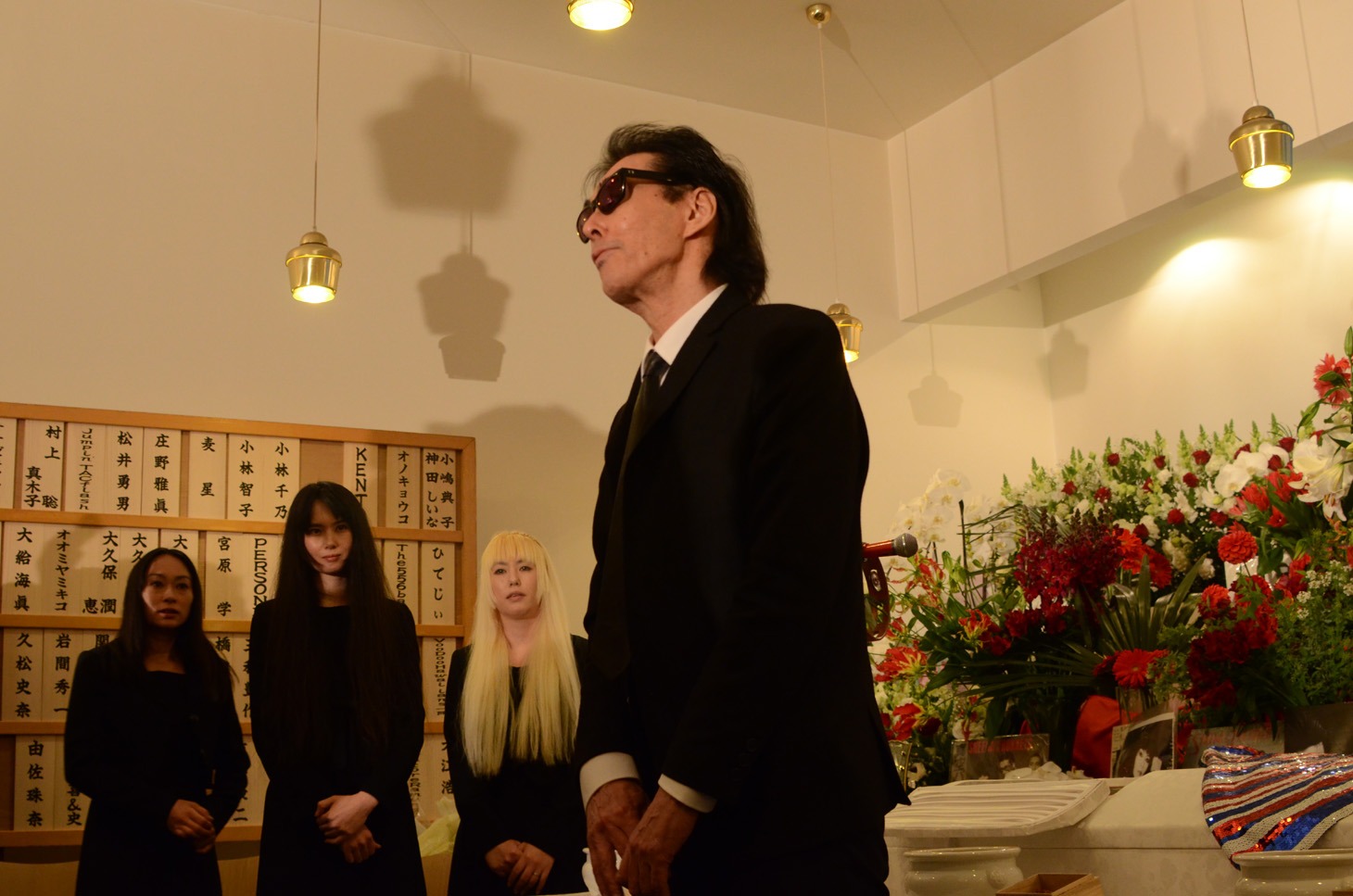 今週の人気画像6位は「シーナ“ロック葬”に2000人参列、鮎川誠『44年間本当に幸せでした』」より、参列者に感謝の言葉を贈る鮎川誠。