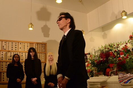 参列者に感謝の言葉を贈る鮎川誠。