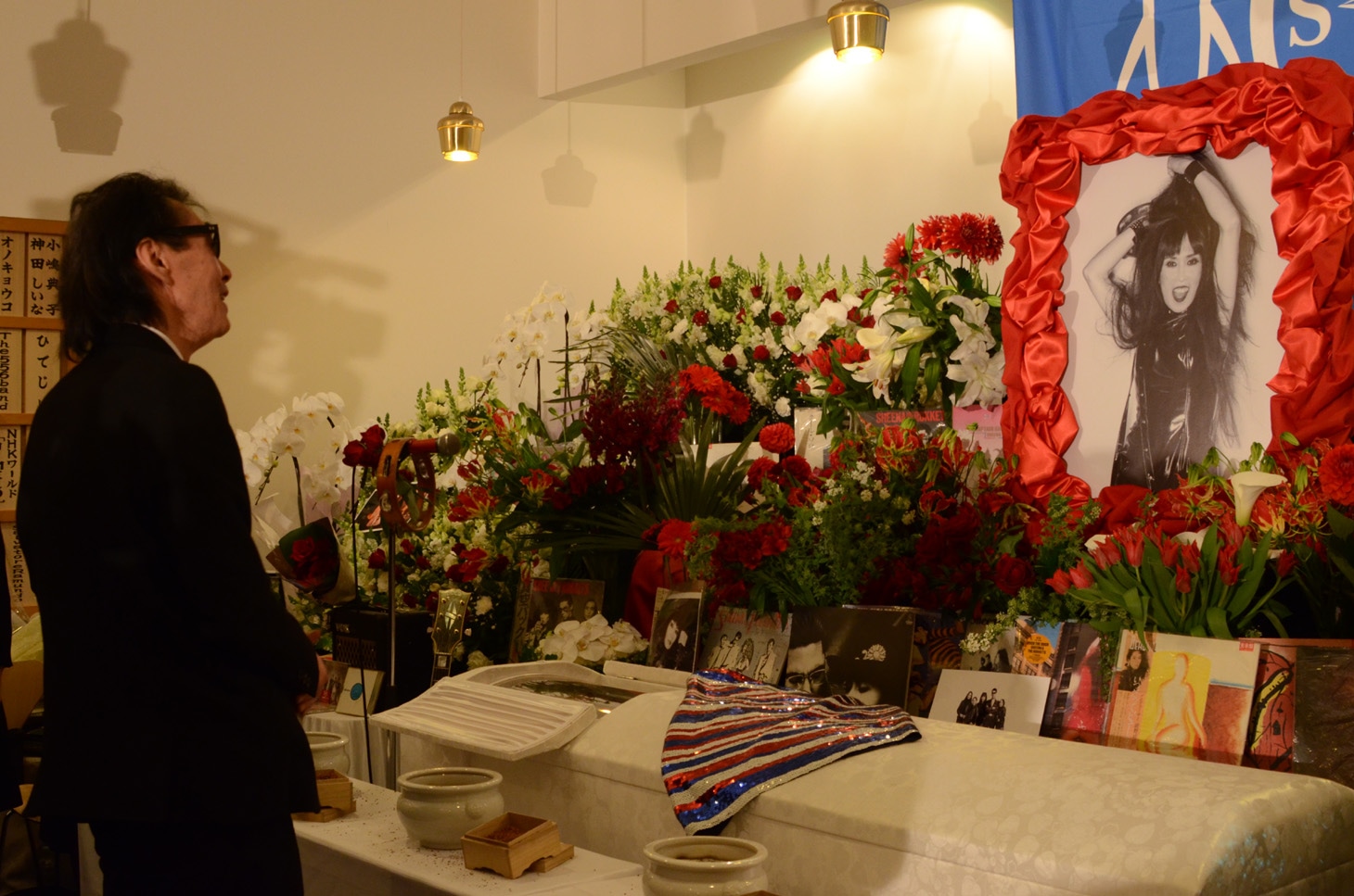 シーナに声をかける鮎川誠。