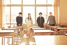 赤色のグリッターの新しいアーティスト写真。