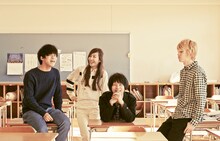 赤色のグリッターの新しいアーティスト写真。