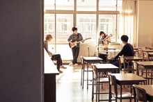 赤色のグリッターの新しいアーティスト写真。