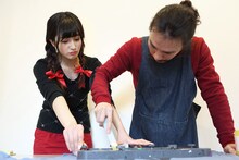 真剣な表情で共同作業に取り組む清咲乃（左 / 第1夫人）と清竜人（右）。