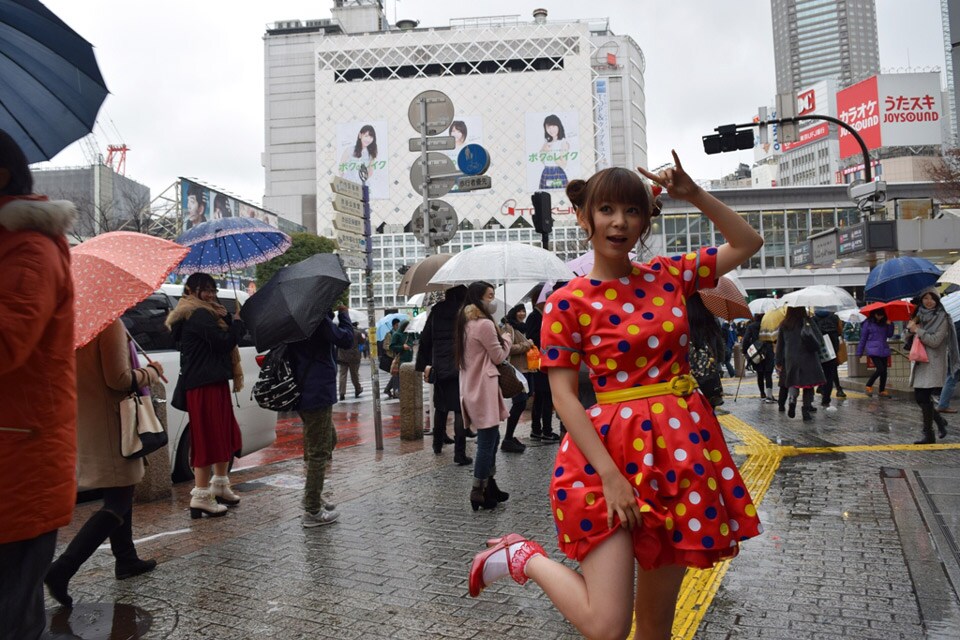 しょこたん、雨の渋谷で“パンチラ”ポーズの大はしゃぎ
