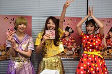 左から最上もが（でんぱ組.inc）、成瀬瑛美（でんぱ組.inc）、中川翔子。