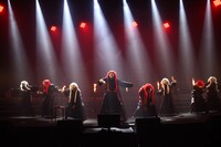 「総決起集会」の幕開けを飾った般若面のダンサーたち。