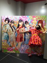 でんぱ組.incのパネルに抱きつく中川翔子。