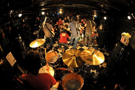 THE FOREVER YOUNG「FOREVER YOUTH TOUR 2014～2015 FINAL -ONEMAN SHOW-」 の様子。（撮影：半田“H.and.A”安政［Showcase］）