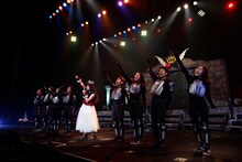 「Ура！」を三唱する上坂すみれとダンサーたち。