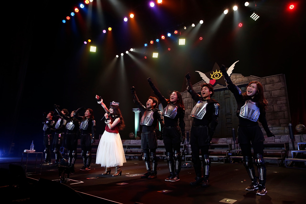 「Ура！」を三唱する上坂すみれとダンサーたち。