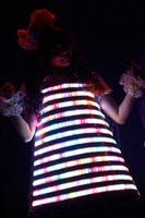 LEDワンピースをまとった、めろ坂みみみ。