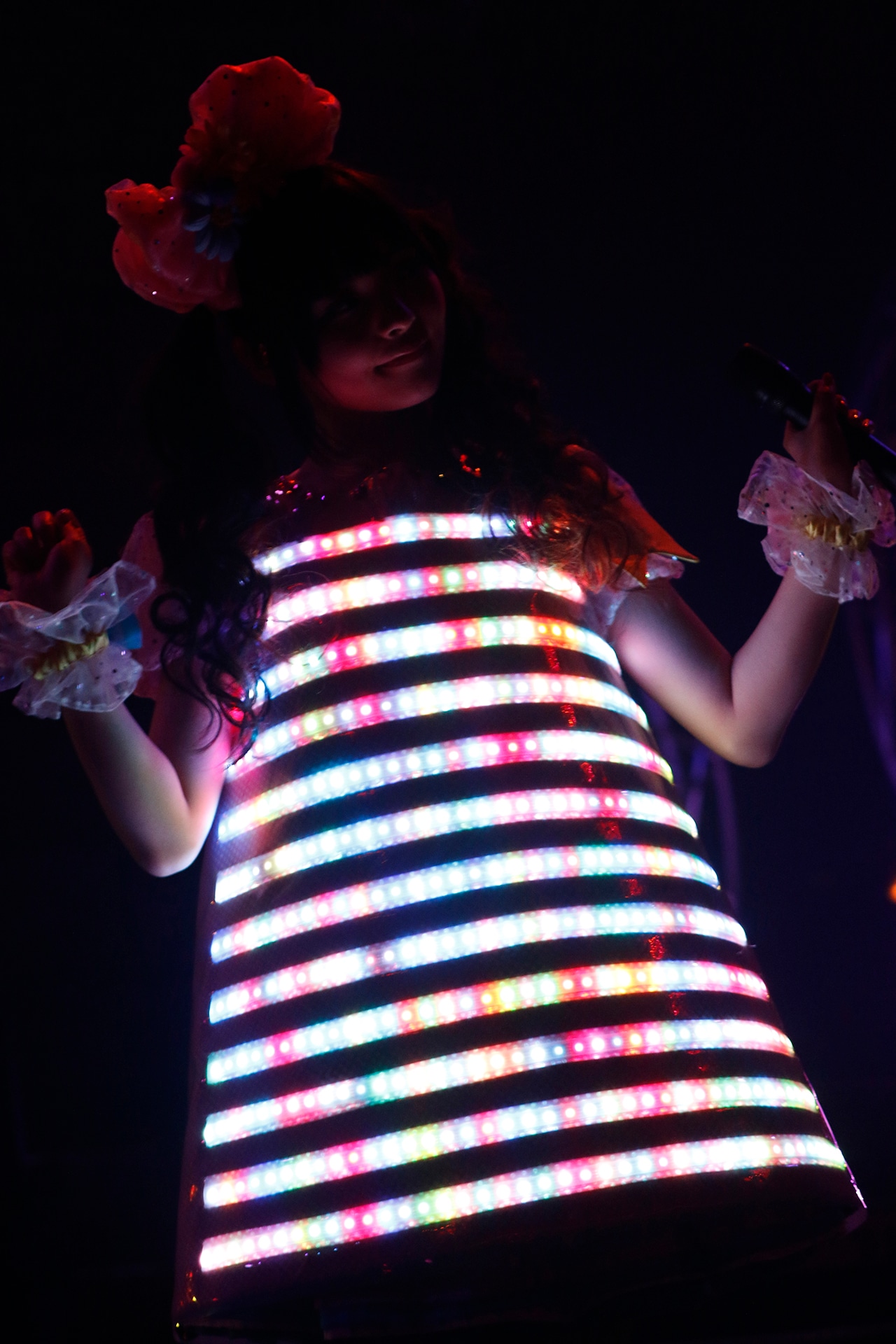 LEDワンピースをまとった、めろ坂みみみ。