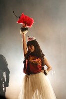 アンコールで「革命的ブロードウェイ主義者同盟」を歌う上坂すみれ。