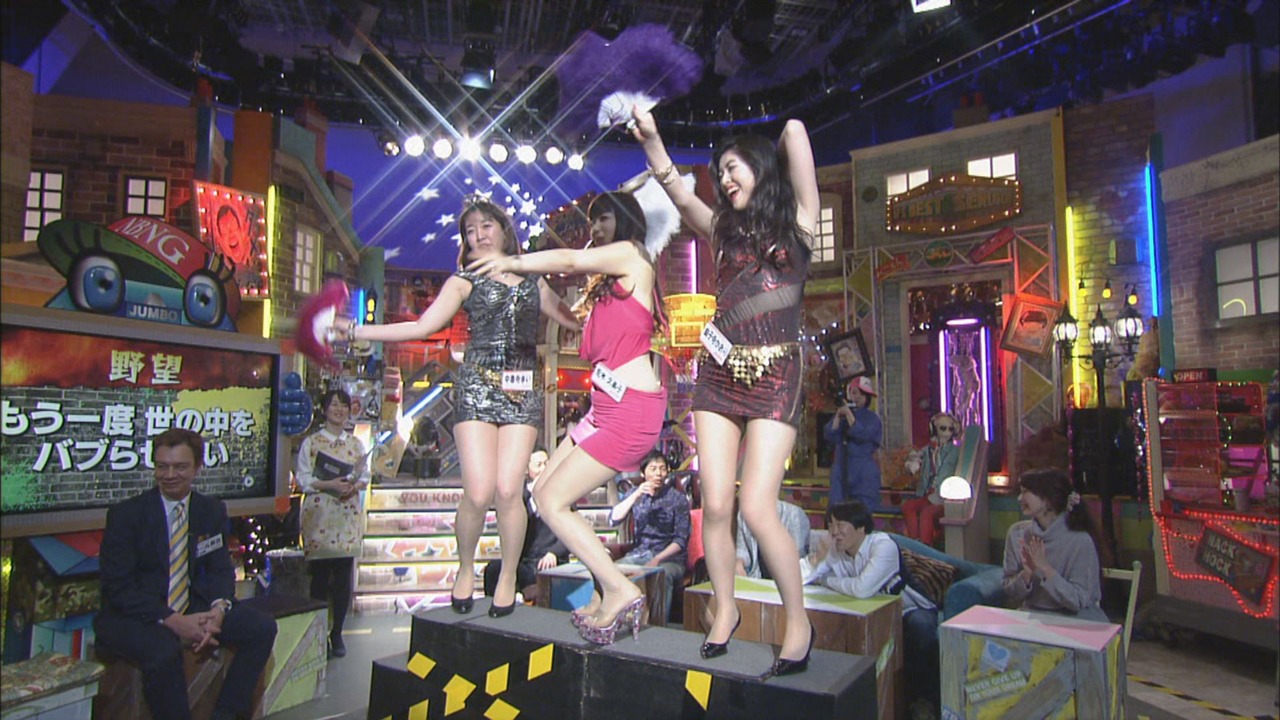 お立ち台の上で共演を果たす荒木久美子とベッド・イン。