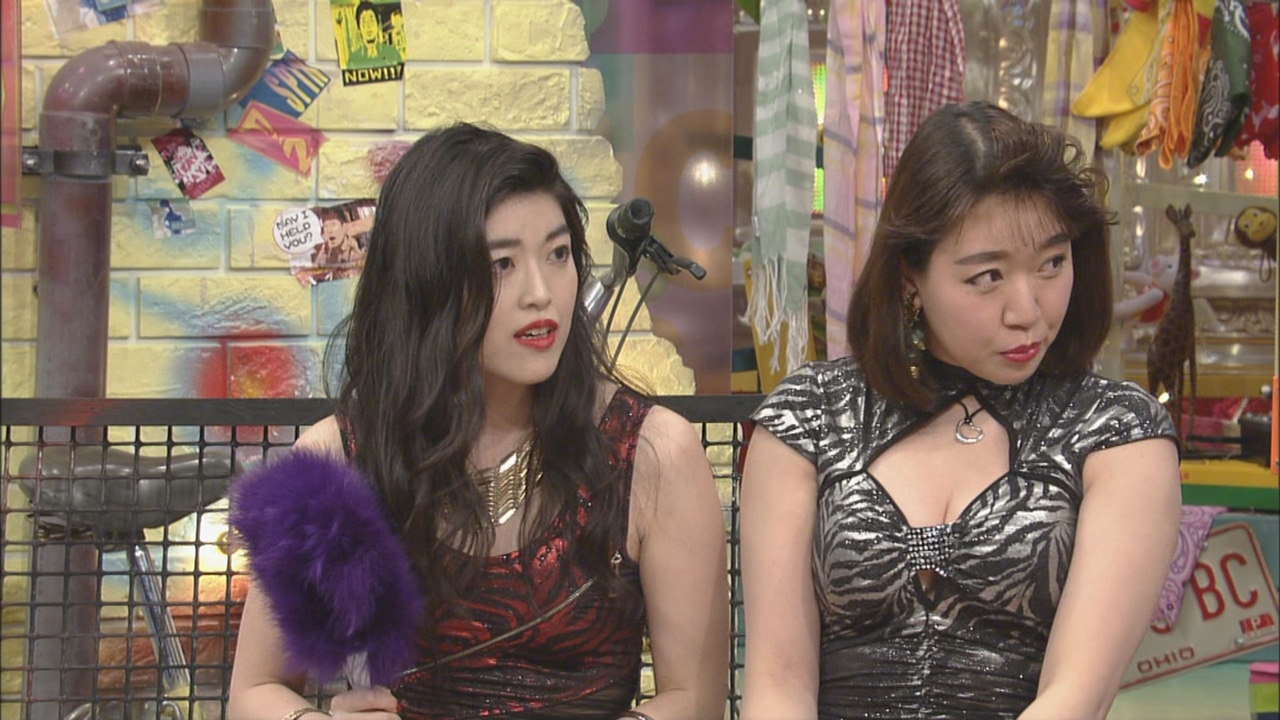 トークコーナーに出演するベッド・インの益子寺かおり、中尊寺まい。