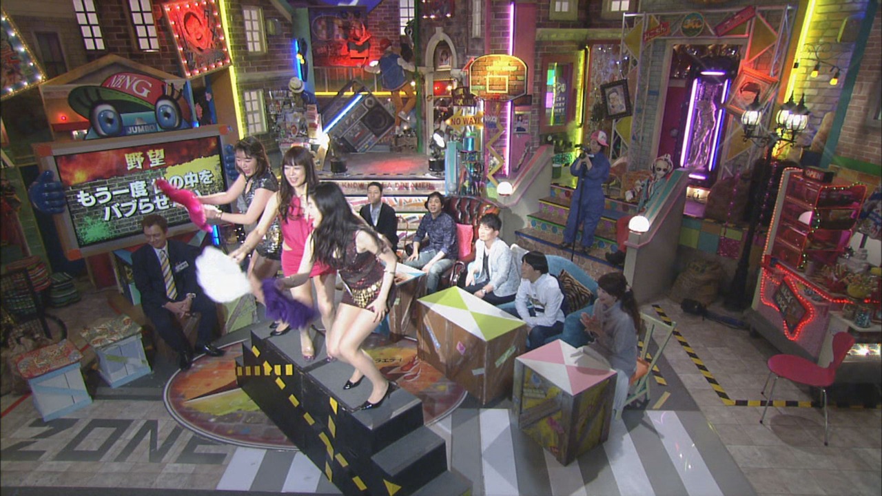 お立ち台の上で共演を果たす荒木久美子とベッド・イン。