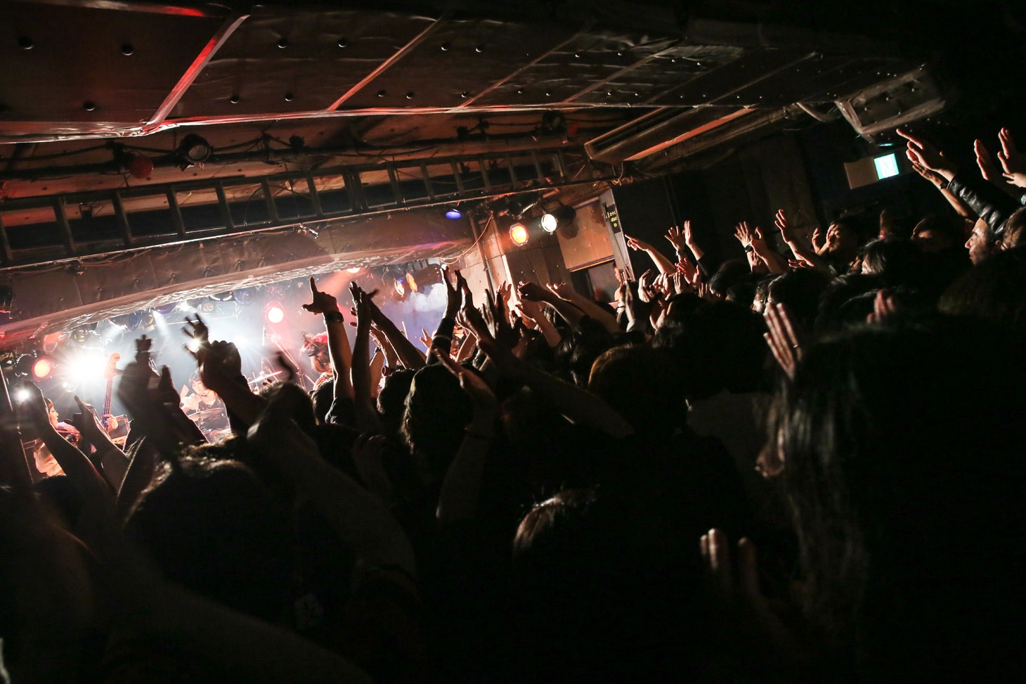 キノコホテルの新宿LOFT公演の様子。（撮影：にしゆきみ）