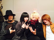 蟲ふるう夜に。右から2番目が慎乃介。