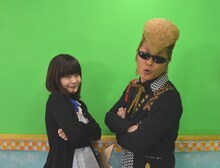 ポーズを決める吉澤嘉代子（左）と綾小路翔（右）。