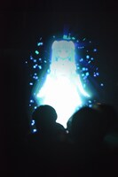 消失するミス・モノクローム。